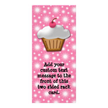 Petit gâteau de coupe-circuit avec la cerise rose  carte double en  couleur