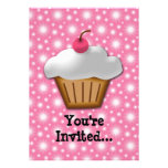 Petit gâteau de coupe-circuit avec la cerise rose  invitation personnalisée