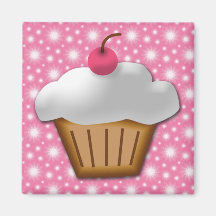 Petit gâteau de coupe-circuit avec la cerise rose  aimant pour réfrigérateur