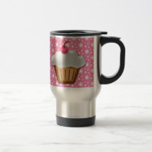 Petit gâteau de coupe-circuit avec la cerise rose  tasses