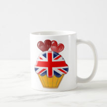Petit gâteau de drapeau d'Union Jack avec des coeu Tasse