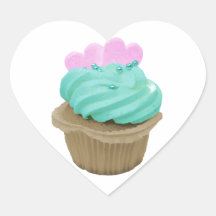Petit gâteau vert avec les coeurs roses autocollants