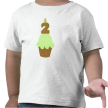 Petit gâteau vert de deuxième anniversaire t-shirts