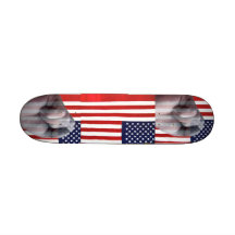 Petit pain avec la planche à roulettes d'it_