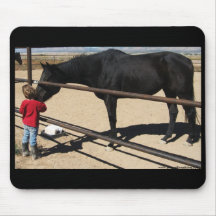 Petite fille et cheval noir de pur sang tapis de souris