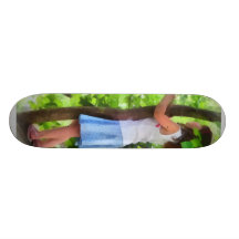 Petite fille jouant dans l'arbre plateaux de skate