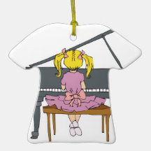 petite fille jouant le piano ornements de noël
