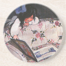 Petite fille lisant au-dessus du sofa dessous de verres