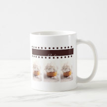 Petits gâteaux blancs sur des articles d'affaires  tasse à café