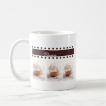 Petits gâteaux blancs sur des articles d'affaires  mugs
