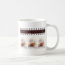 Petits gâteaux blancs sur des articles d'affaires  tasse à café