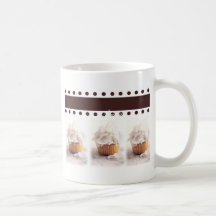 Petits gâteaux blancs sur des articles d'affaires  tasse à café