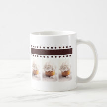 Petits gâteaux blancs sur des articles d'affaires  mug