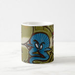 Peu de graffiti bleu de fantôme tasse à café