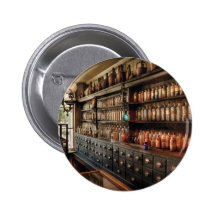 Pharmacie - tant de tiroirs et de bouteilles badge