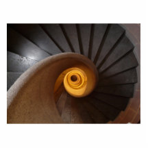 Photo en spirale foncée d'escaliers découpage en acrylique