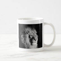 Photo noire et blanche de lion mug