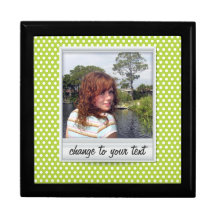 Photoframe polaroïd sur le blanc et le polkadot de coffret cadeau