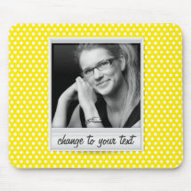 Photoframe polaroïd sur le polkadot blanc et jaune tapis de souris