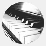 Photographie noire et blanche chique de piano adhésifs ronds