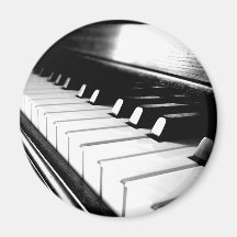 Photographie noire et blanche chique de piano aimant