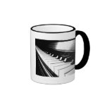 Photographie noire et blanche chique de piano tasse à café