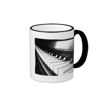 Photographie noire et blanche chique de piano tasse à café