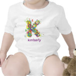 Pièce en t florale de bébé de nom d'alphabet (mono barboteuse