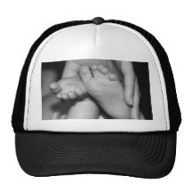 Pieds mignons de bébé casquette de camionneur