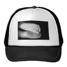 Pieds mignons de bébé casquettes de camionneur