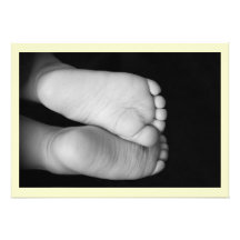 Pieds mignons de bébé faire-parts