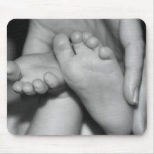Pieds mignons de bébé tapis de souris