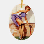 Pin vintage de pin-up vers le haut d'ornement de G