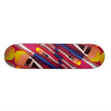 Pinceaux dans diverses formes planches à roulettes customisées