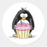 Pingouin d'anniversaire avec le petit gâteau autocollants ronds