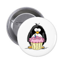 Pingouin d'anniversaire avec le petit gâteau badge