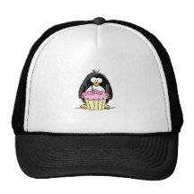 Pingouin d'anniversaire avec le petit gâteau casquette de camionneur