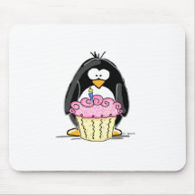 Pingouin d'anniversaire avec le petit gâteau tapis de souris