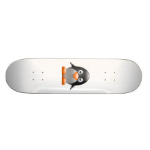 Pingouin de bébé de bande dessinée skateboards