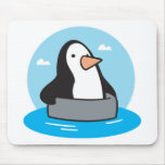 pingouin mignon dans le radeau de pneu tapis de souris