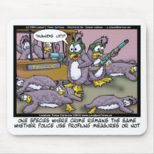 Pingouin profilant le tee - shirt et l'objet de co tapis de souris