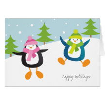 Pingouins heureux dans des cartes de neige bonnes 
