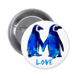 Pingouins tenant la conception d'amour de mains pin's avec agrafe
