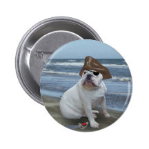 Pirate de bouledogue sur la plage badge avec épingle