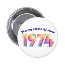 Pissant des personnes depuis 1974 pin's