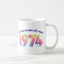 Pissant des personnes depuis 1974 tasse