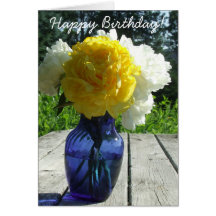 Pivoines jaunes dans la carte bleue de joyeux anni