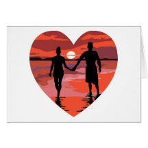 Plage rouge de coucher du soleil de coeur tenant d cartes de vœux