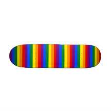 Planche à roulettes avec le drapeau d'arc-en-ciel 
