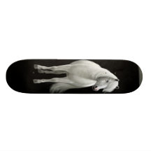 Planche à roulettes blanche sauvage de mustang